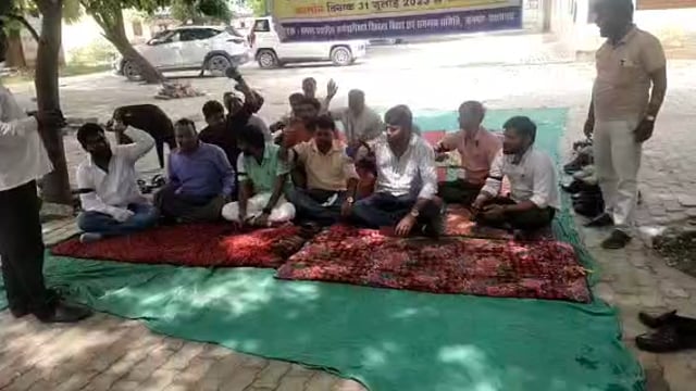 बिहार ब्लाक के सचिवों ने खंड विकास अधिकारी के दुर्व्यवहार के विरुद्ध ब्लॉक परिसर में काली पट्टी बांधकर धरना प्रदर्शन,