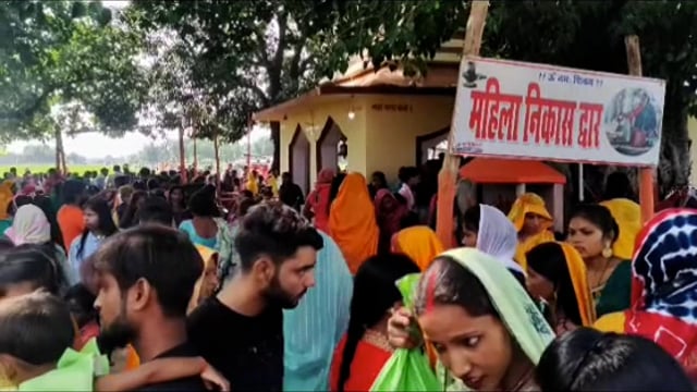 सावन के चौथे सोमवार को बउरहवा बाबा शिव मंदिर में हजारों कि संख्या में श्रद्धालुओं ने किया जलाभिषेक