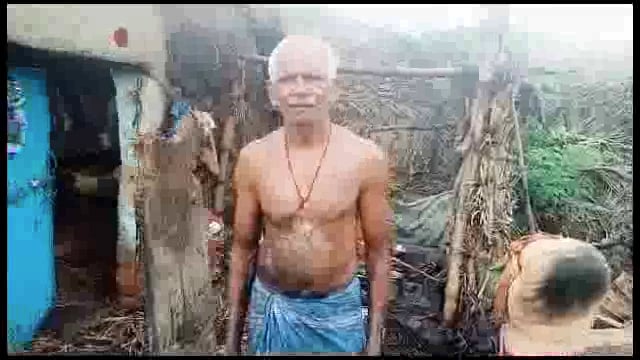 लक्ष्मीपुर गांव में देर रात्रि एक घर में लगी आग लाखों की संपत्ति जलकर हुई राख