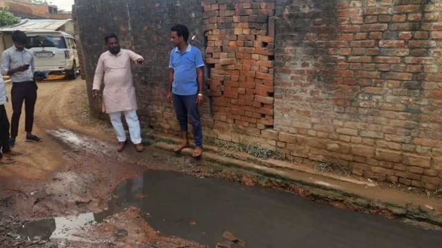 फूलपुर में जलजमाव की शिकायत मिलने पर अध्यक्ष अजय गुप्ता ने मौके का किया निरीक्षण समस्या के निस्तारण के दिए निर्देश