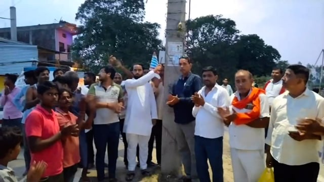 नगर पंचायत इटवा के वार्ड नं 7 राम लखन नगर में अध्यक्ष विकास जायसवाल ने स्ट्रीट लाइट का उद्घाटन किया