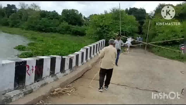 सुरजगढ़ा -तीनमुहानी पथलिया  गरखें नदी पर बना पुल धंसने से आवागमन हुआं ठप्प 