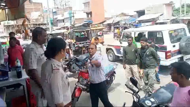 नशीली वस्तु बिक्री की सूचना पर अमरपुर पुलिस ने बस स्टैंड पर की छापेमारी, दुकानदारों से वसूला जुर्माना