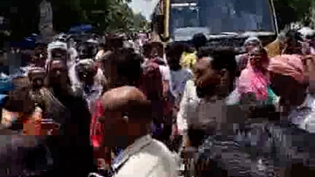 जिला अंबेडकर नगर थाना आलापुर अंतर्गत राम नगर बाजार में बिजली विभाग के खिलाफ ग्रामीणों का प्रदर्शन