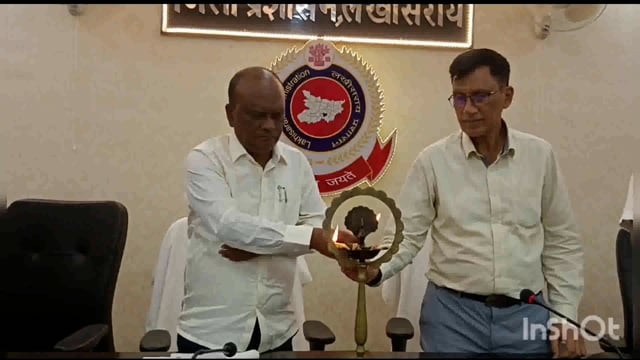 लखीसराय जिला मंत्रणा कक्ष में विश्व स्तनपान सप्ताह के मौके पर जिलाधिकारी ने दीप प्रज्वलित कर कार्यशाला का किया शुभारंभ
