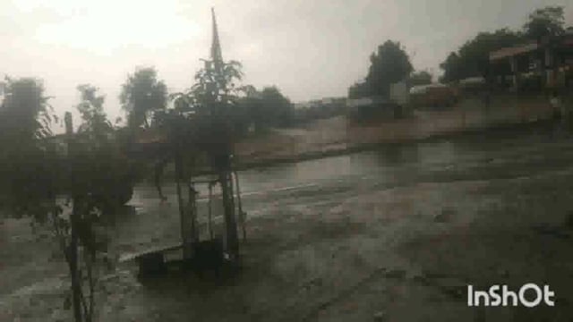 थाना फरहा क्षेत्र आज सुबह 6:00 बजे से रिमझिम बारिश के चलते लोग पहुंचे अपने अपने कामों पर