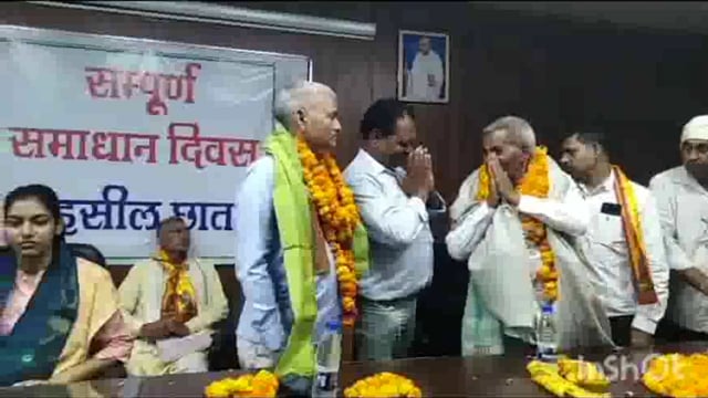 छाता तहसील में राजस्व निरीक्षक तरुण कुमार शर्मा के सेवानिवृत्त होने पर भाव भीनी विदाई दी गई