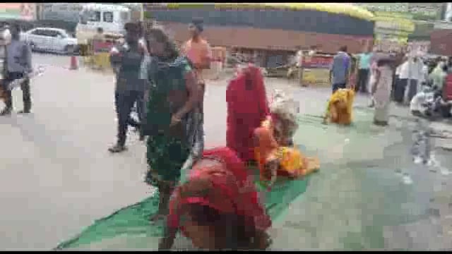 उमस भरी गर्मी एवं सूर्य की कड़ी तपिश के बीच अपने गंतव्य की ओर बढ़ते ब्रज चौरासी कोस परिक्रमार्थी 