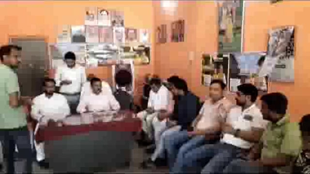 इटवा स्थित भाजपा कार्यालय पर पार्टी पदाधिकारियों कार्यकर्ताओं के साथ पूर्व बेसिक शिक्षा मंत्री सतीश द्विवेदी ने की बैठक