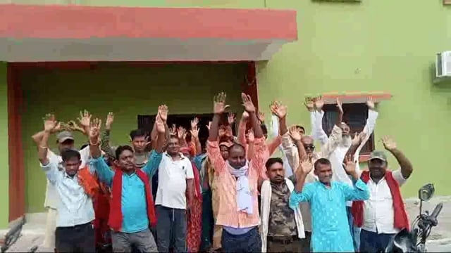 पानी की समस्या से जूझ रहे हैं अमरपुर नगर वासियों ने नगर  कार्यालय में चल रहे पार्षदों की बैठक में घुसकर किया हंगामा