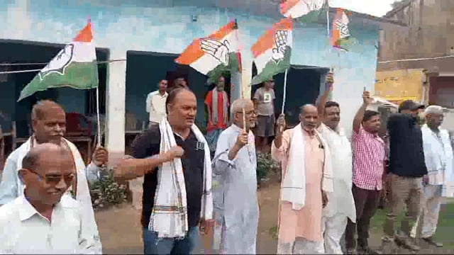 मोदी सरनेम केस में  राहुल गांधी की सजा पर सुप्रीम कोर्ट द्वारा रोक लगाए जाने को लेकर अमरपुर कांग्रेस ने की आतिशबाजी