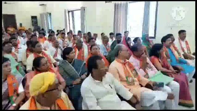 डिप्टी सीएम केशव प्रसाद मौर्य  ने पदाधिकारियों व कार्यकर्ताओं के साथ बीजेपी जिला कार्यालय पर किया बैठक