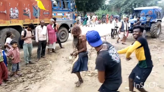 सुरीर कस्बा में चल रही ब्रज चौरासी कोस परिक्रमा में अघोरी बाबा ने किया जमकर डांस