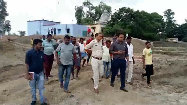 जिला पदाधिकारी के निर्देश पर अधिकारियों ने चंसार पोखर का किया निरीक्षण