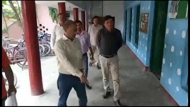 अपर समाहर्ता ने किया अमरपुर शहर के विभिन्न मतदान केंद्रों का निरीक्षण