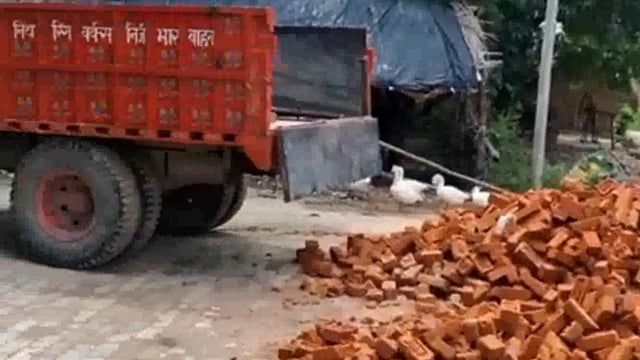 चरसड़ी के प्राथमिक विद्यालय में पीले ईंटो से कराया जा रहा निर्माण कार्य की गई शिकायत