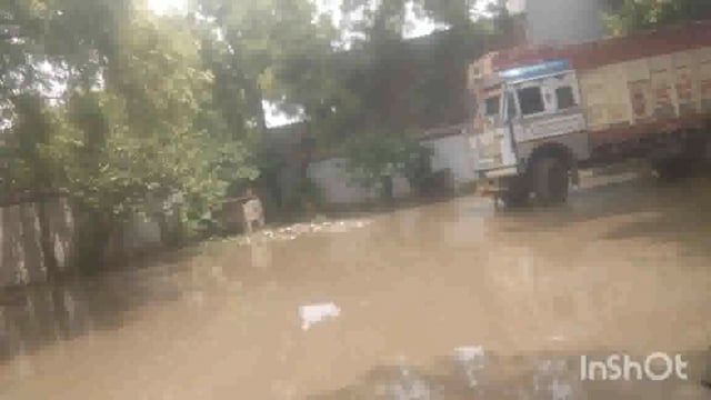 आगरा बिचपुरी रोड आदित्य गैस गोदाम के अंदर जल भराव नहीं है कोई पानी का निकास लेबर वालों को काफी दिक्कतों का सामना होता है