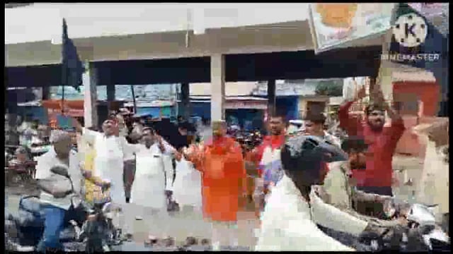 कलेक्ट्रेट चौराहे पर हिंदू संगठन व भाजपा के पदाधिकारियों ने स्वामी प्रसाद मौर्य का पुतला दहन कर किया विरोध