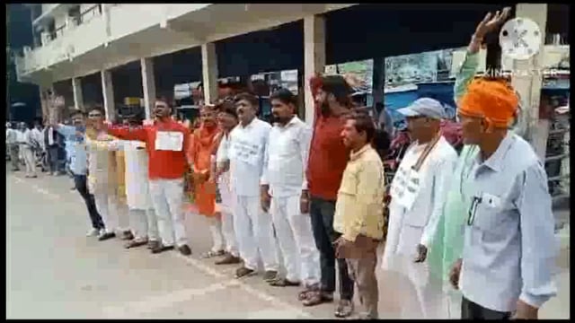 कलेक्ट्रेट चौराहे पर हिंदू संगठन व भाजपा के पदाधिकारियों ने स्वामी प्रसाद मौर्य का पुतला दहन कर किया विरोध