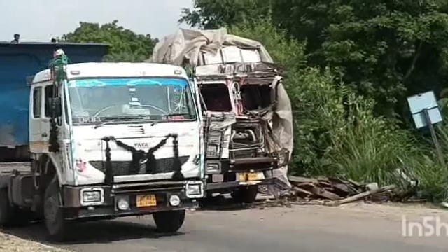 गोण्डा लखनऊ राजमार्ग पर सरयू रेलवे क्रासिंग के पास आपस मे भिड़े दो ट्रक 