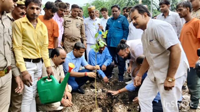 जिला अधिकारी ने कराया मथुरा वृंदावन रोड पर कदम के पौधों का वृक्षारोपण
