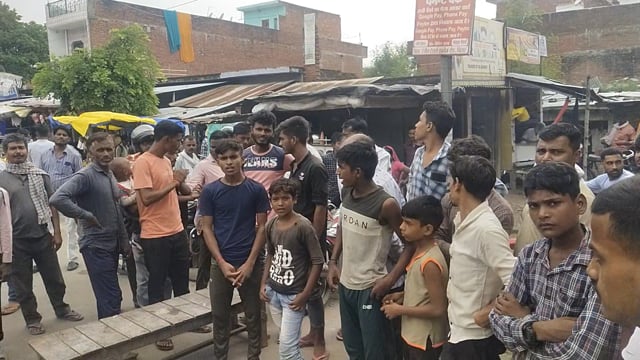 बाघराय थाना क्षेत्र के देवर पट्टी में मंदबुद्धि व्यक्ति की जमीन पड़ोसी ने बैनामा कराने पर परिजनों ने किया चक्का जाम,