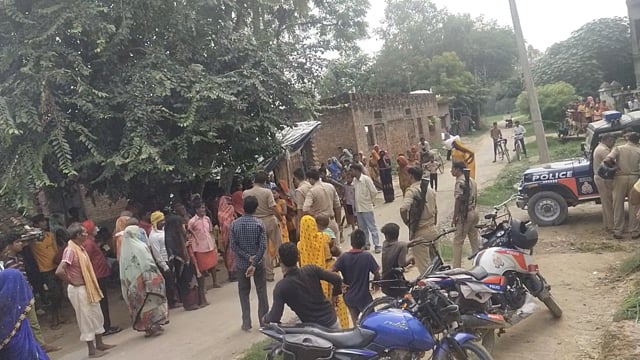 बाघराय थाना प्रभारी त्रिलोकी नाथ पांडे ने मौके पर पहुंचकर जाम को हटवाया और सभी कोसमझा-बुझाकर  मदद दिलाने का भरोसा दिया,