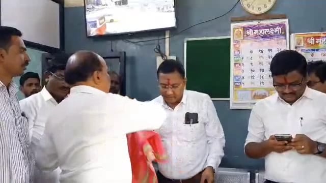 आगार प्रमुखांनी केला उपजिल्हाधिकारी सुशांत शिंदे यांचा सत्कार