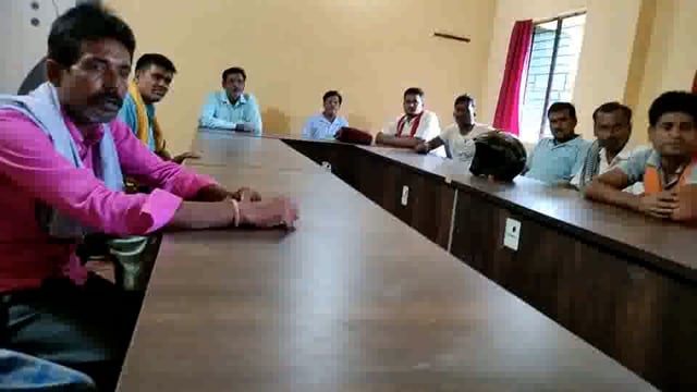 सुगौली के दक्षिणी सुगांव पंचायत के ग्राम कचहरी में दी गई टेली लॉ की जानकारी।