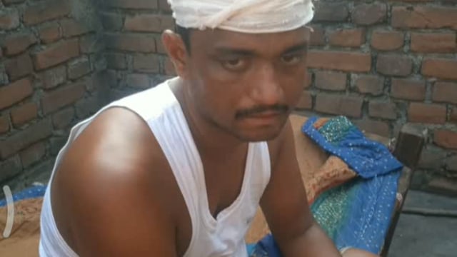 मारपीट करने के आरोप में प्राथमिकी दर्ज के लिए सौंपा आवेदन