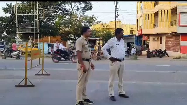 दुचाकीवरून शहरात दागिने चोरणाऱ्याचे प्रमाण वाढले शहरात ठिकठिकाणी नाकाबंदी