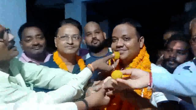 सूरापुर में व्यापार मंडल अध्यक्ष के चुनाव में निर्विरोध निर्वाचित हुए विजय अग्रहरी बीके