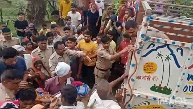 लापता किशोरी का घर के समीप भूसा में मिला शव परिजनों ने हत्या की जताई आशंका