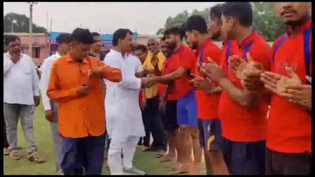 सुगौली के धनही में एमजेके स्टेडियम में हुआ फुटबाल का मैच।