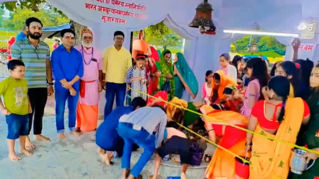 सावन के पांचवें सोमवार पर जबजौवा के बउरहवा बाबा मंदिर पर देर शाम तक श्रद्धालुओं ने किया जलाभिषेक