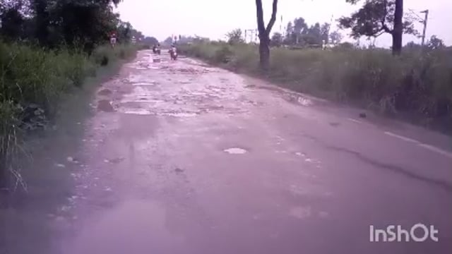 इटियाथोक - बाबागंज मार्ग रेलवे  स्टेशन को जाने वाली सड़क की हालत दयनीय गड्ढे में सड़क सड़क पर गड्ढा जान पाना मुश्किल