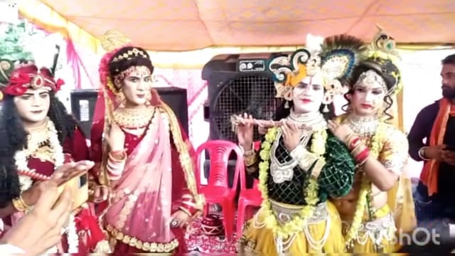 ब्रज चौरासी कोष परिक्रमा मार्ग में चल रहें  महारास में जमकर थिरके के भक्त