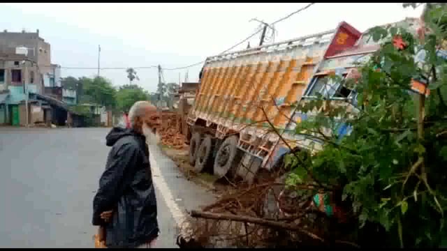 चपरी मोड़ पर बालू लदी ट्रक ने घर में मारी टक्कर बाल बाल बच्चे गृह स्वामी