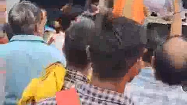 भाजपाइयों ने बेचे सस्ते तीन हजार किलो टमाटर,टमाटर के प्रेमियों को मिली निजात
सासंद विनोद सोनकर की पहल पर बेचे जा रहे सस्ते टमाटर