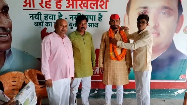 समाजवादी पार्टी द्वारा बब्लू खान को बनाया गया इटवा विधानसभा अध्यक्ष सपा नेता कार्यकर्ताओं ने फूल माला पहनाकर किया स्वागत