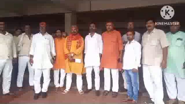 जिलाधिकारी कार्यालय पर भाजपा कार्यकर्ताओं ने मुख्यमंत्री को पत्र देकर डीएम को हटाने को किया मांग