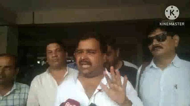 निजी विद्यालय द्वारा धन उगाही का लगाया आरोप अभिभावक संघ ने डीएम कार्यालय पर धन उगाही का आरोप किया खारिज