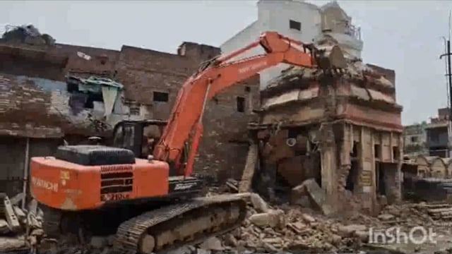 रेलवे की अवैध कॉलोनी पर चला बुलडोजर पुलिस प्रशासन की मौजूद