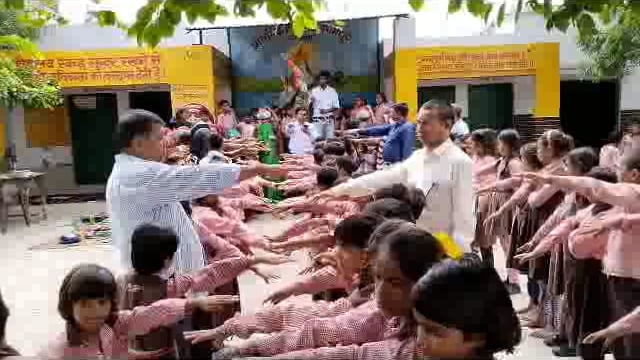 बेगमपुर विद्यालय में अमृत कलश यात्रा निकालने के बाद पंच शपथ ग्रहण समारोह का आयोजन हुआ प्रधान व सचिव की उपस्थिति में