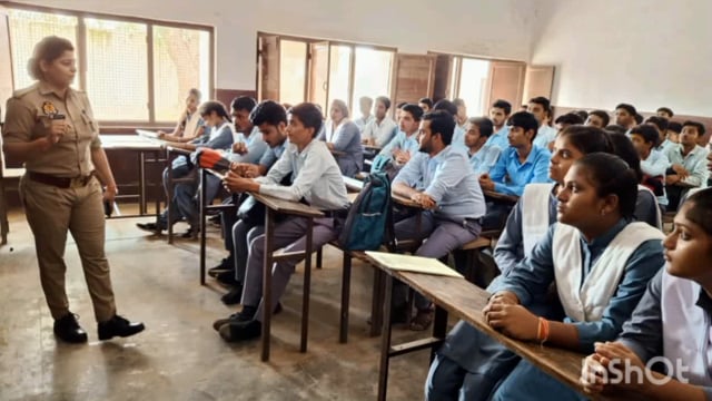 मिशन शक्ति अभियान के अंतर्गत महिलाओं को हेल्पलाइन नंबरों के बारे में जानकारियां दी गई एंटी रोमियो स्क्वायड टीम द्वारा