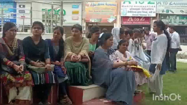 प्राइवेट स्कूल संचालकों ने आजमगढ़ में हुए स्कूल प्रिंसिपल और अध्यापक की गिरफ्तारी के विरोध में हड़ताल कर विरोध प्रदर्शन