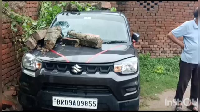 सूरजगढ़ा -सूरजगढ़ा नगर परिषद वार्ड नंबर 16 स्थित पुराना दीवाल गिरने से फोर व्हीलर हुआ क्षतिग्रस्त।