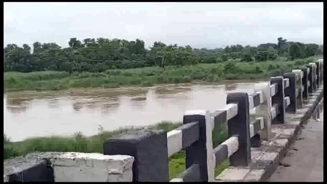 सुगौली के सिकरहना नदी में तेजी से बढ़ रहा पानी का जलस्तर,बाढ़ का खतरा लगा मंडराने।