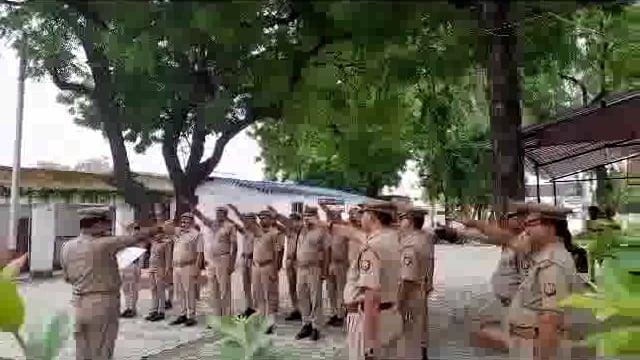 प्रतापगढ़ जिले के बाघराय थाना परिसर में थाना प्रभारी त्रिलोकीनाथ पांडेय ने अपने थाने के समस्त स्टाफ को दिलाई शपथ,