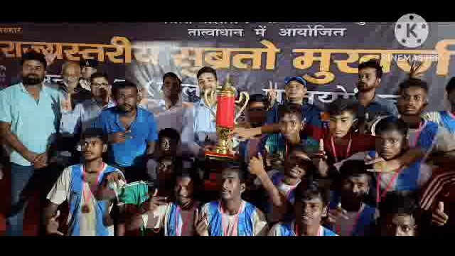 राज्य स्तरीय फुटबॉल प्रतियोगिता में विजेता टीम को डीएम ने शील्ड देकर राष्ट्रीय स्तर के लिए किया प्रेरित